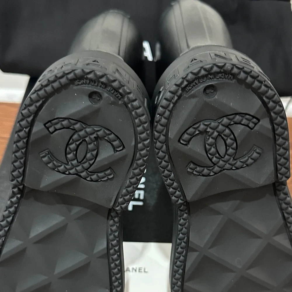 CHANEL Black Rain Boots with White CC Emblem Rare 36 BNIB Dustbags - Picture 8 of 11